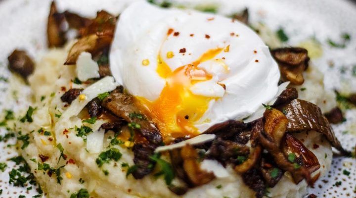 Purée z kalafiora z boczniakami i jajkiem w koszulce