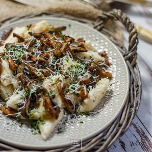 Kopytka jaglane z boczniakami i szalotką