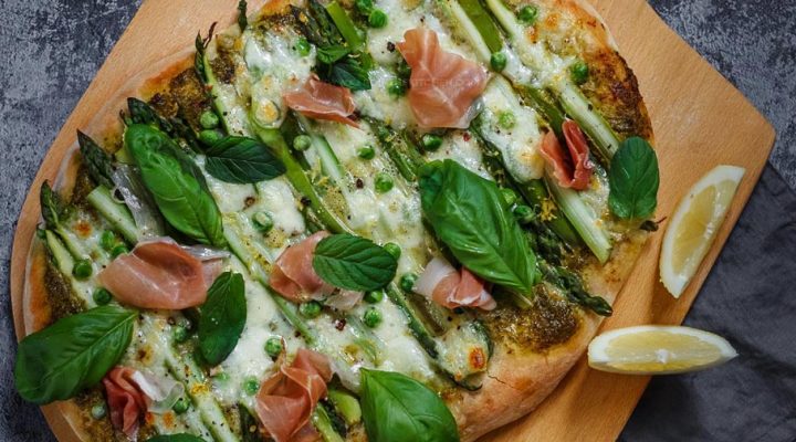 Wiosenna zielona pizza z pesto i szparagami
