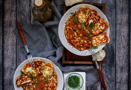 Fasolka w pomidorach po grecku – z cytryną i smażonym serem halloumi