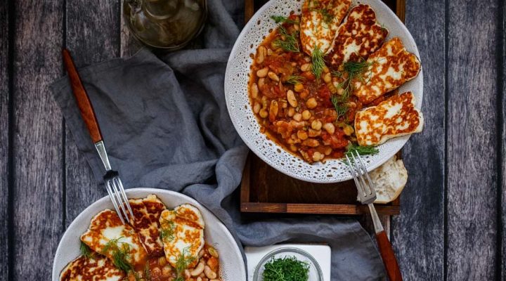 Fasolka w pomidorach po grecku – z cytryną i smażonym serem halloumi