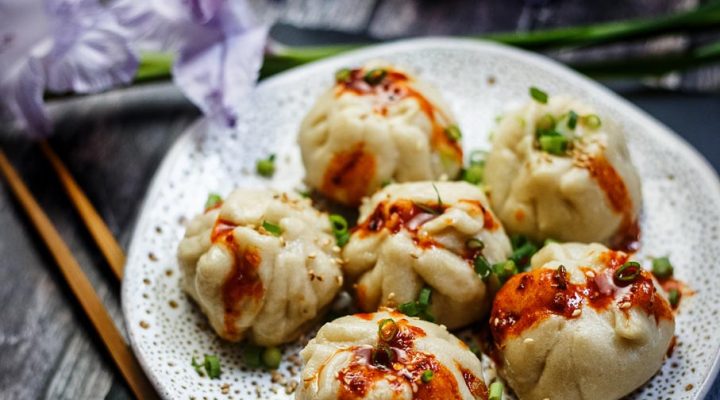 Chińskie bułki z wieprzowiną  bez parownika – smażone i gotowane Sheng Jian Bao