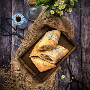 Pan bagnat –  kanapka nicejska nadziewana sałatką z tuńczykiem