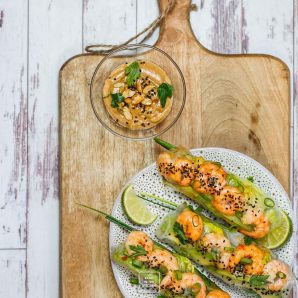 Spring Rolls z krewetkami, awokado, ogórkiem i sosem orzechowym
