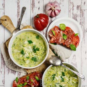 Włoska zupa – stracciatella z cukinią. Jak podkręcić bulion z kostki?