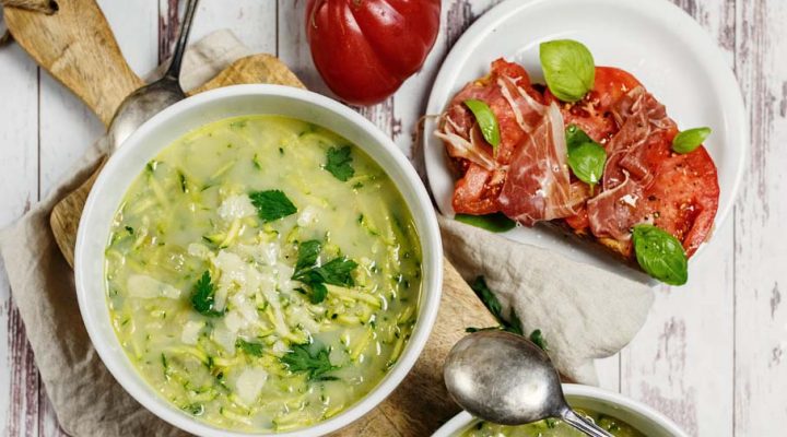 Włoska zupa – stracciatella z cukinią. Jak podkręcić bulion z kostki?