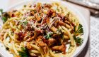 Polędwice z dorsza w pomidorach, z bazylią i białym winem