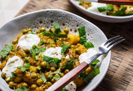 Szybkie curry z ziemniaków i groszku, z jogurtem i miętą