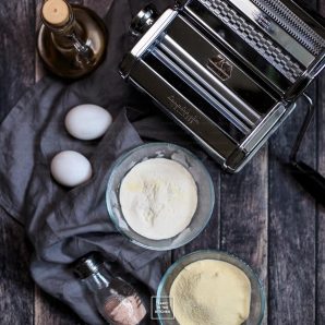 Domowy włoski makaron jajeczny z semoliną