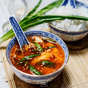 Koreańska zupa z kurczakiem i szczypiorem